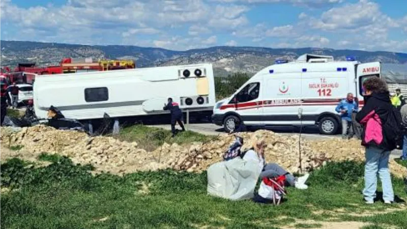 Denizli'de tur midibüsü ile otomobil çarpıştı: 1 ölü, 22'si turist 24 yaralı