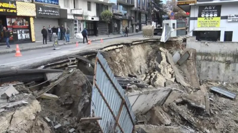 Avcılar'da inşaatın temel duvarı çöktü; yol kapandı