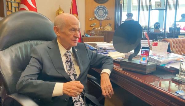 Bahçeli, ismini koyduğu radyo kanalı 'Efebey'in ilk yayınını dinledi