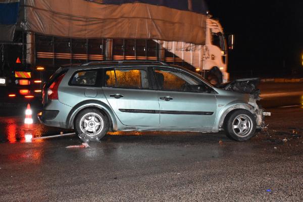 Otomobilin çarptığı tankerci yoluna devam etti; 5 yaralının olduğu kaza kamerada