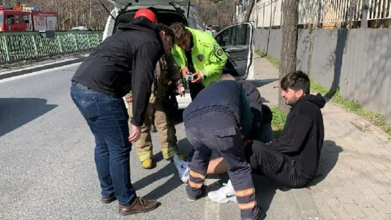 Kağıthane'de korkuluklara çarpan otomobil dereye düştü: 3 yaralı