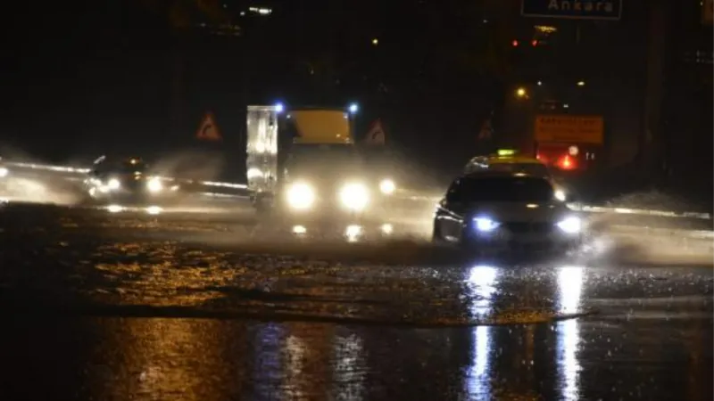 İzmir'de sağanak kazalara neden oldu