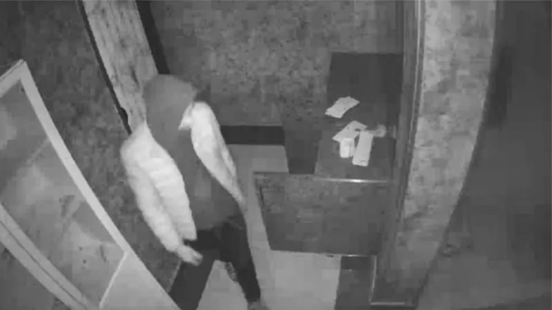 Fatih'te ev ve iş yerinden hırsızlık yapan şüpheliler kamerada