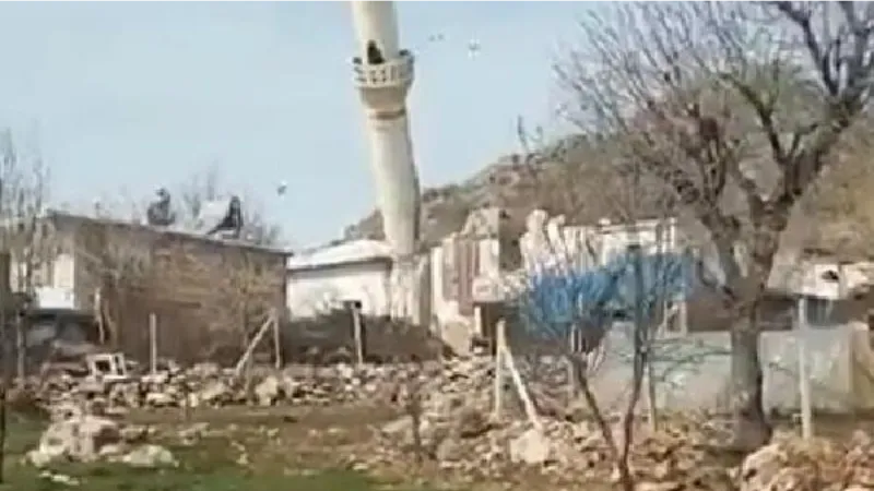 Diyarbakır'da hasarlı cami minaresi kontrollü yıkıldı
