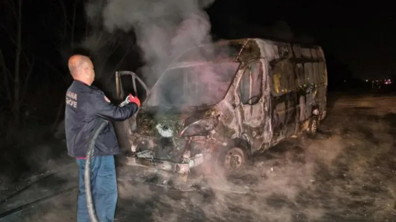 Adana'da motosikleti takip ederek silahlı saldırıda bulunan kişiler, kullandıkları aracı ateşe verip kaçtı