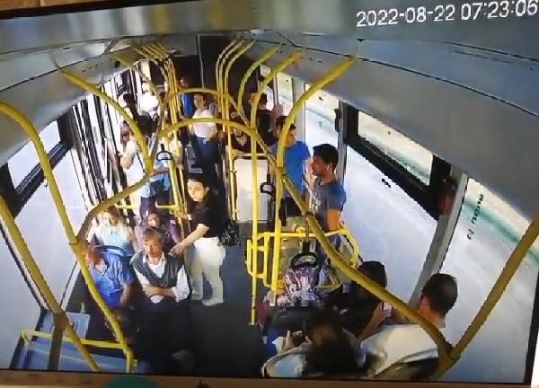 Belediye otobüsü, arızalanan kamyonete çarptı: 2'si ağır, 21 yaralı