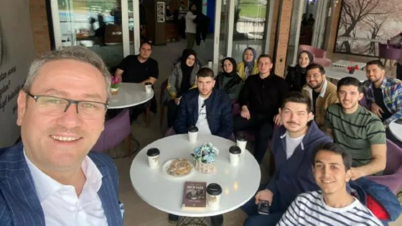 Başakşehir Belediye Başkanı Yasin Kartoğlu gençlere bir araya geldi