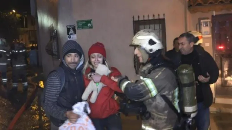 Bursa'da kullanılmayan 4 katlı tarihi binada yangın çıktı; 2'nci katta yaşayan evsiz kadın kurtarıldı