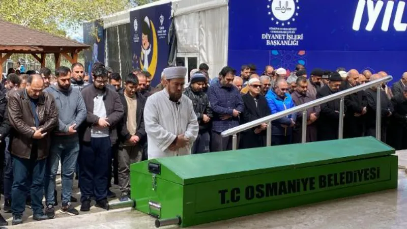 Başına briket parçasının düşmesiyle ölen kişi, toprağa verildi