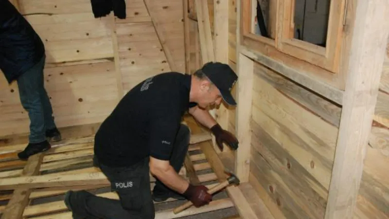 Marangoz polisler, depremden etkilenen emniyet müdürlükleri için evler yaptı