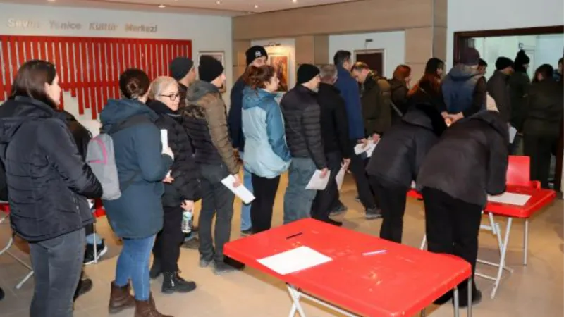 Edirne’de depremzedeler için kan verme kuyruğu