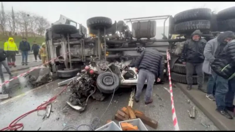 Sultagazi'de beton mikseri otomobilin üzerine devrildi: 2 yaralı