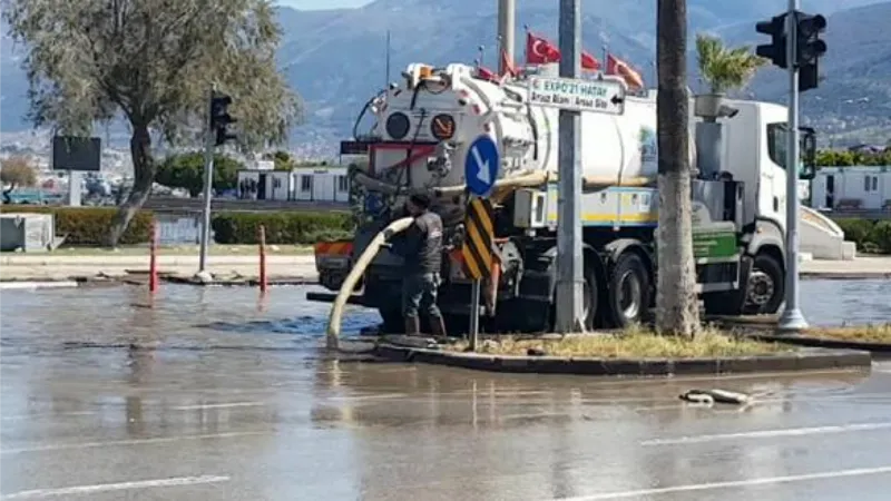 Denizin taştığı İskenderun sahil kesiminde, su tahliye işlemi sürüyor