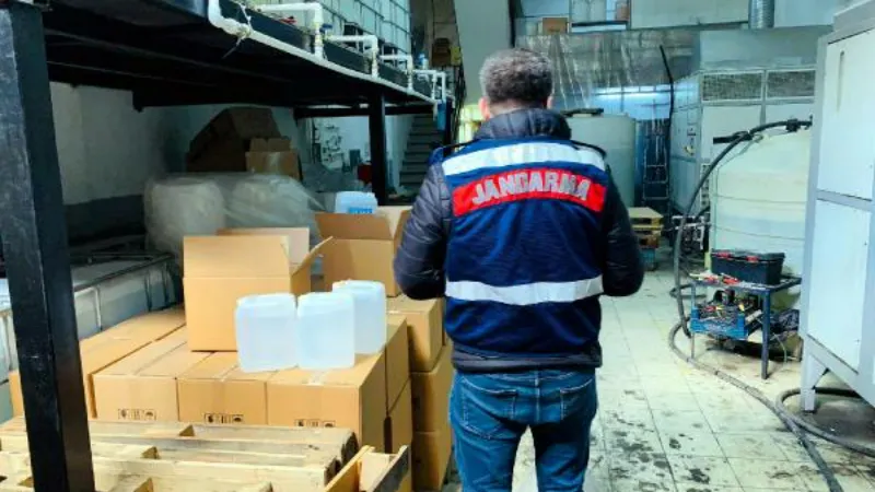 İzmir'de fabrikaya sahte içki operasyunu