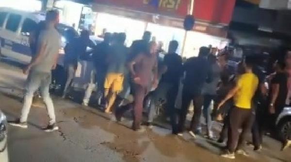 Taciz şüphelisi, kalabalığın tepkisi üzerine ateş açtı; arkadaşı vuruldu