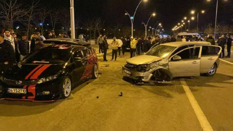 Yarışan 2 otomobil park halindeki 4 otomobile çarptı: 5 yaralı