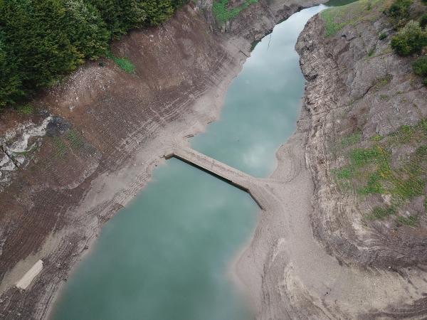 Yuvacık Barajı'nda sular çekildi, eski köprü ortaya çıktı