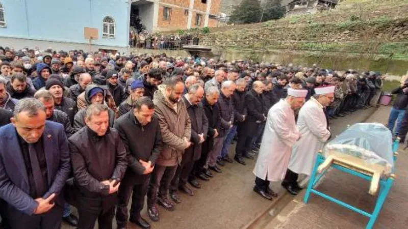Paris'te öldürülen üniversiteli Akın'ın cenazesi Trabzon'da