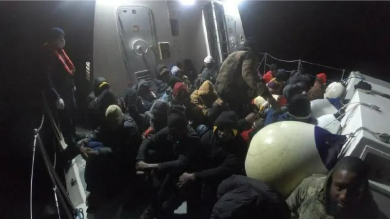 Kuşadası açıklarında, geri itilen 45 kaçak göçmen kurtarıldı