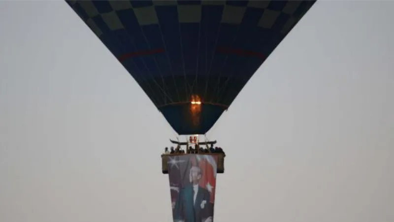 Kapadokya'da balonlar, Türk bayrağı ve Atatürk posterleri ile havalandı