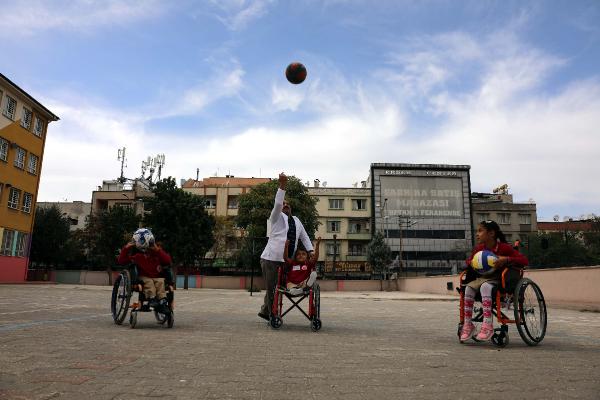 Öğretmen, kendisi gibi engelli öğrencilerin teneffüs arkadaşı