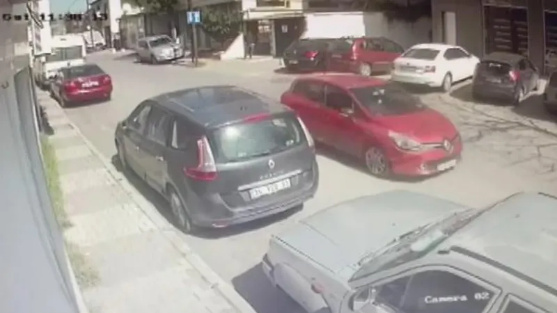 Maltepe'de otomobil kaldırımda bulunan 4 kişiye çarptı 