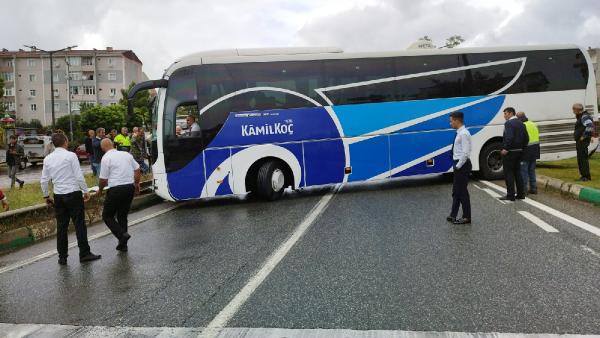 Bursa'da yolcu otobüsü bariyerlere çarptı