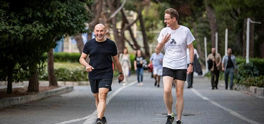 Başkan Soyer ile Büyükelçi Meyer-Landrut Otomobilsiz Kent Günü'ne yürüyerek başladı