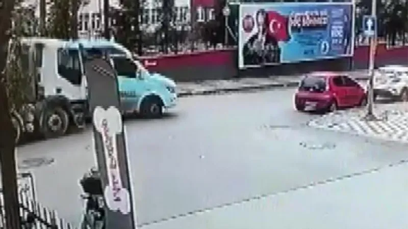 Kartal'da beton mikserinin yolcu minibüsüne çarptığı kaza kamerada 