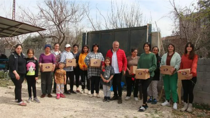 Hatay'da çadırda kalan kadınlara '8 Mart' karanfili