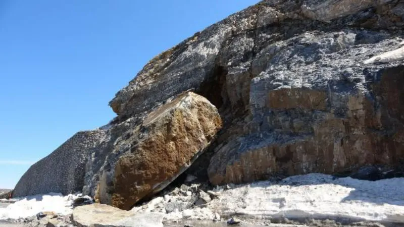 Bitlis-Tatvan kara yolu, düşen dev kaya nedeniyle 1 saat trafiğe kapalı kaldı