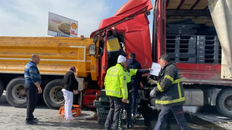 TIR'da sıkışan sürücü yarım saatte kurtarıldı