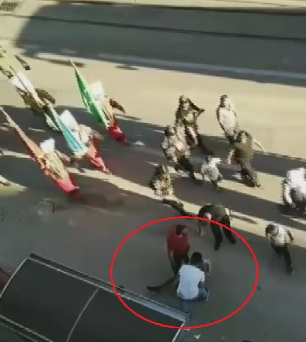 Gösteri yürüyüşü yapan mehteran takımı yanlarından geçerken onlar kavga etti