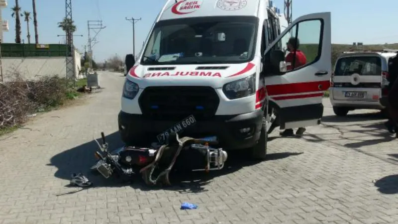 Kilis'te ambulansla motosiklet çarpıştı: 2 yaralı