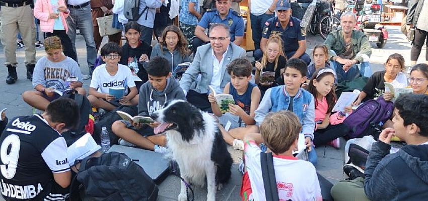 Foça'da Büyükler ve Çocuklar  Köpeklerle Kitap Okudular