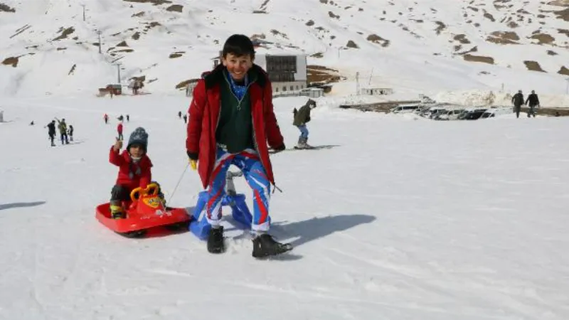 Hakkari'de depremzede çocuklar kayak yaptı