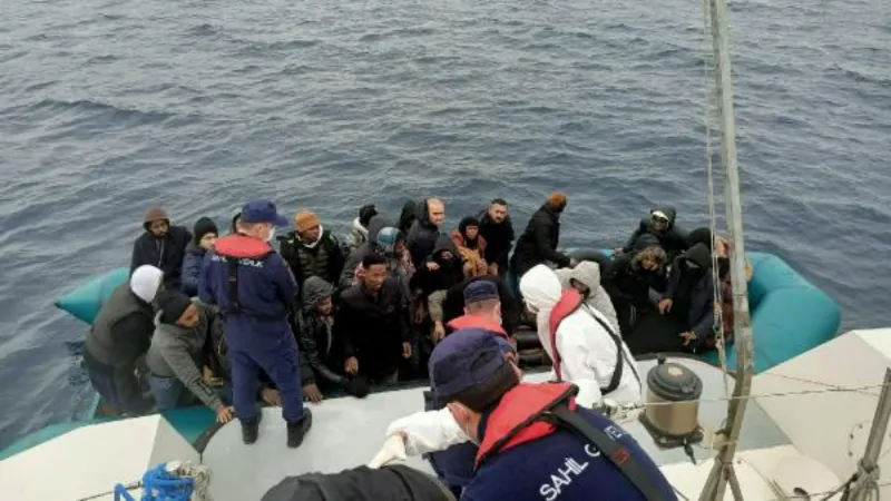 Kuşadası açıklarında 38 kaçak göçmen ile 4 Türk vatandaşı kurtarıldı