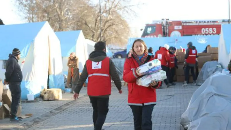 Kızılay’ın gönüllü kadınları, sahada çalışmalarını sürdürüyor