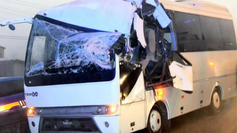 Tekirdağ'da işçi servisi TIR'a çarptı: 12 yaralı