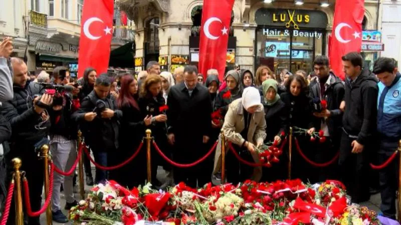 AK Parti Kadın Kolları Üyeleri terör saldırısının olduğu noktaya karanfil bıraktı