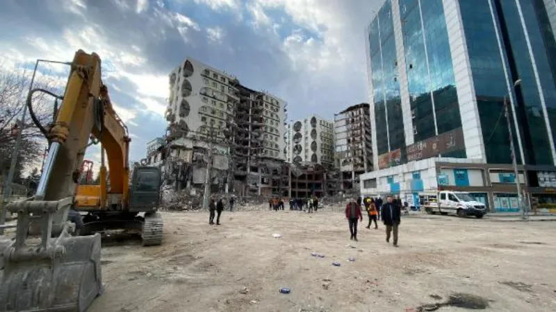 Diyarbakır'da 89 kişinin öldüğü Galeria'daki AVM ve 3 blok yıkılıyor
