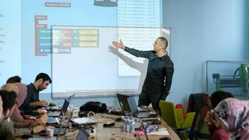T3 Vakfı “Millî Teknoloji Hamlesi Öğretmen Akademileri” Programı ile Geleceğin Mimarları Öğretmenlerle Buluşuyor