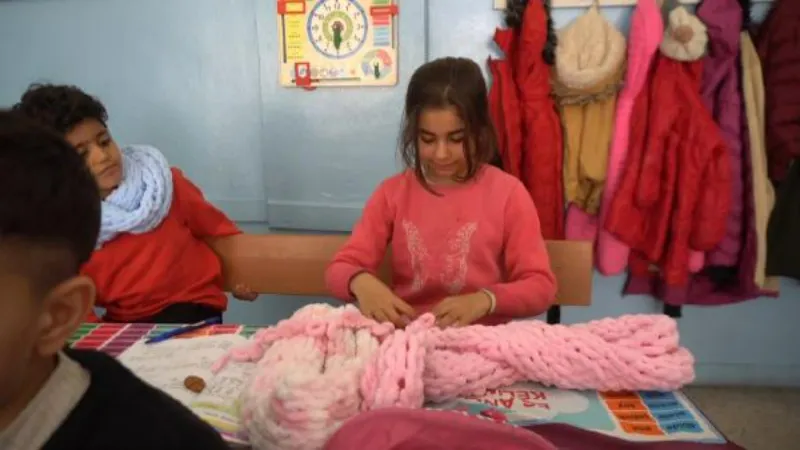 Siirt’te ilkokul öğrencileri depremzede çocuklar için atkı örüyor