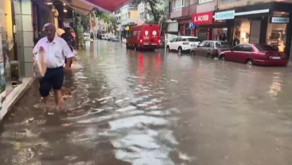 Yalova'da sağanak su baskınlarına yol açtı; metrekareye 48 kilo yağmur düştü