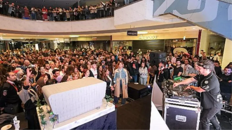 Marmara Park AVM, 10’uncu yaşının coşkusunu  DJ Doğukan Manço ile yaşadı