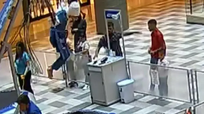 Alışveriş merkezinde cep telefonu hırsızlığı kamerada