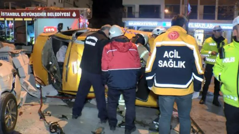 Kadıköy’de taksi takla attı, 3’ü ağır 4 yaralı 