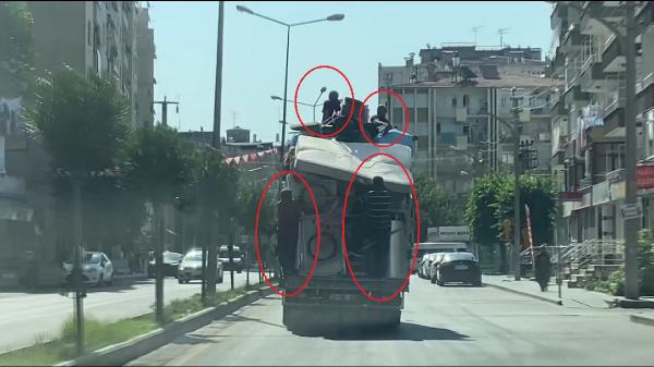 Ev eşyaları yüklü kamyonette tehlikeli yolculuk