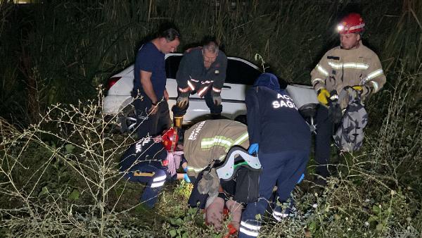 Şarampole yuvarlanan otomobilde sıkışan sürücü cep telefonuyla eşini aradı; "Büşra sakin ol, kaza geçirdim"