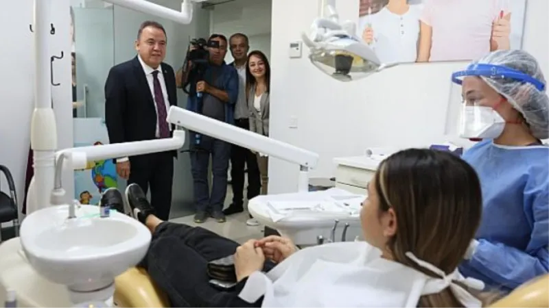 Başkan Böcek, Büyükşehir Sağlık Merkezini ziyaret etti
